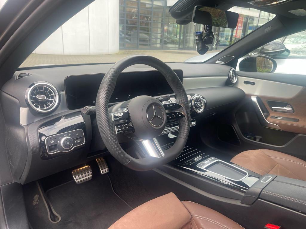 Mercedes-Benz A 200 d AMG Line Limousine + PANO DAK + MULTIB, Auto's, 4 deurs, Stof, Gebruikt, 110 kW