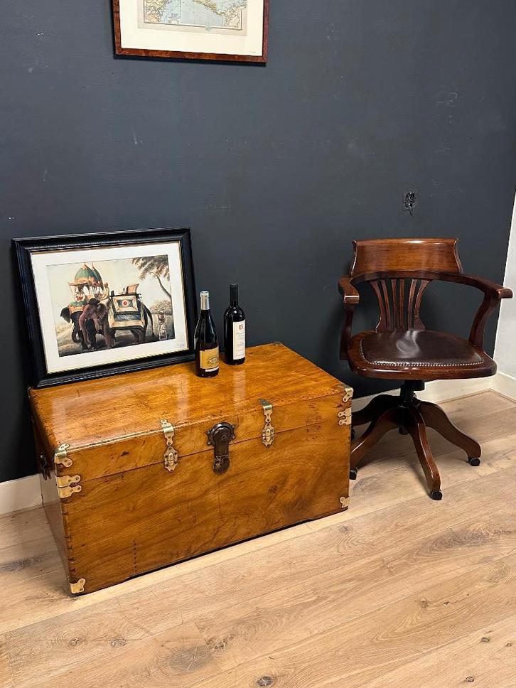 Antieke kamferhouten kist, Antiquités & Art, Antiquités | Bureau & Affaires, Envoi