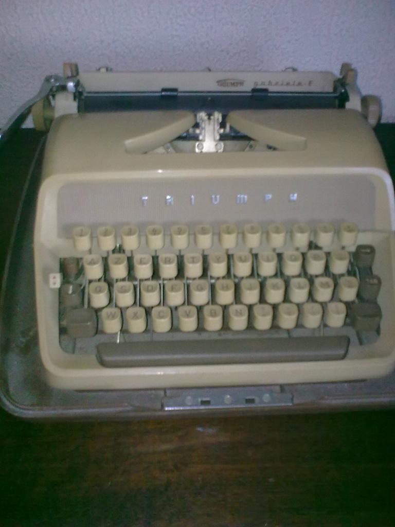 Triumph mechanische schrijfmachine, Ophalen, Gebruikt