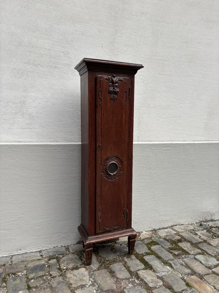 Socle en bois d'une horloge debout du XVIIIe siècle, Enlèvement