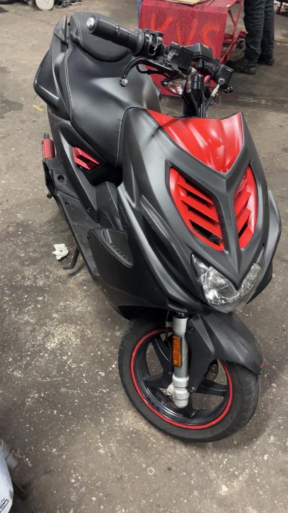 Yamaha aerox naked 2015, Fietsen en Brommers, Scooters | Yamaha, Gebruikt, Aerox, Klasse B (45 km/u), Tweetakt, Ophalen