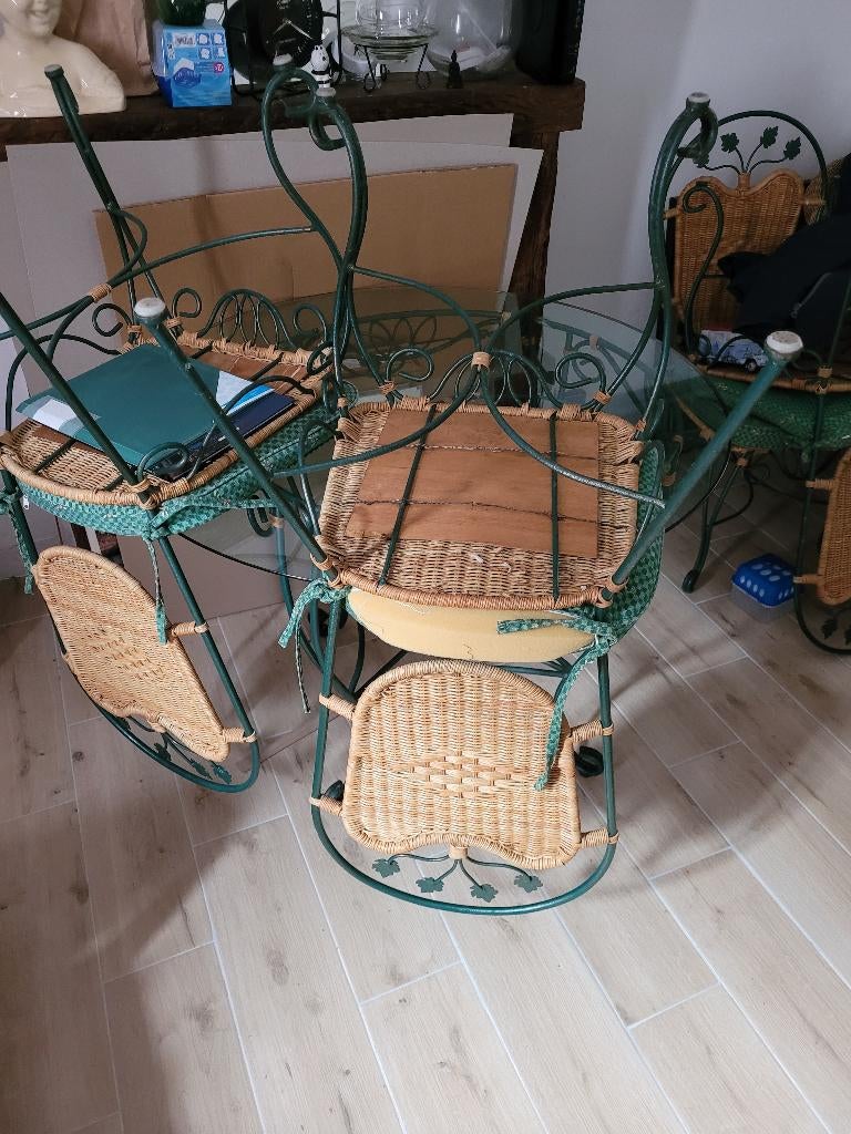 Table et chaises, Enlèvement