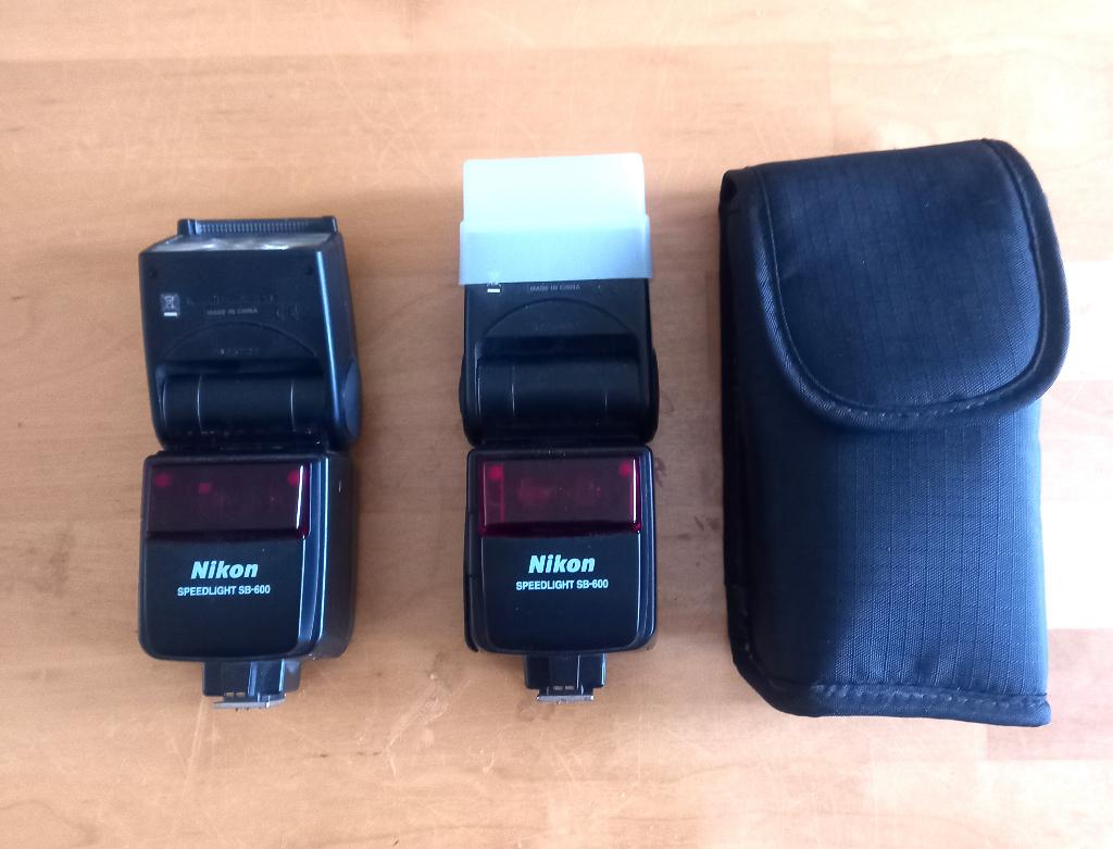 Twee Nikon Speedlight SB-600 flitsers + hoesje, Verzenden, Gebruikt, Nikon, Kantelbaar