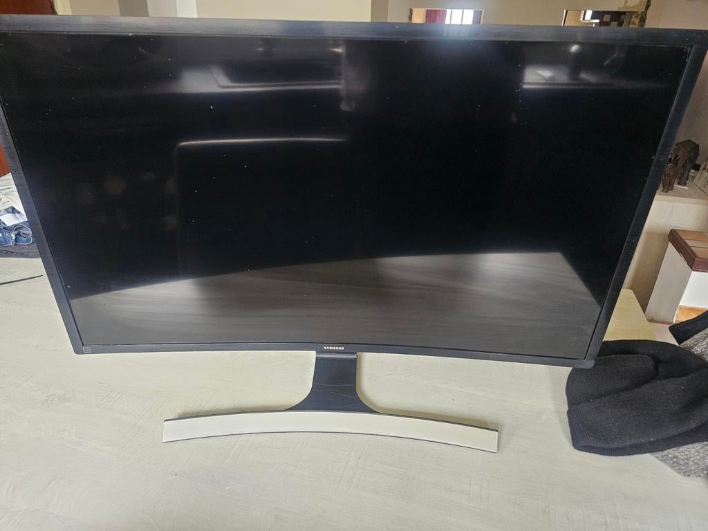 Moniteur Samsung 32" curved, HDMI, Incurvé