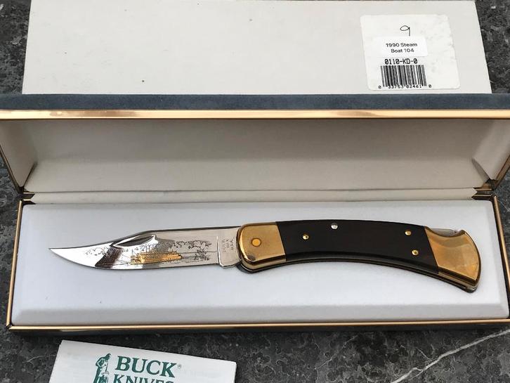 Couteau commémoratif gravé Buck 110 1990 Steam Boat, Caravanes & Camping, Outils de camping, Enlèvement ou Envoi