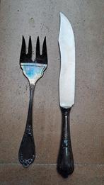 Verzilverd groot mes en vork, Ophalen