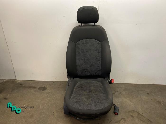 Siège droit d'un Opel Corsa (Corsa E 15-), Autos : Pièces & Accessoires, Habitacle & Garnissage, Opel, Utilisé, 3 mois de garantie