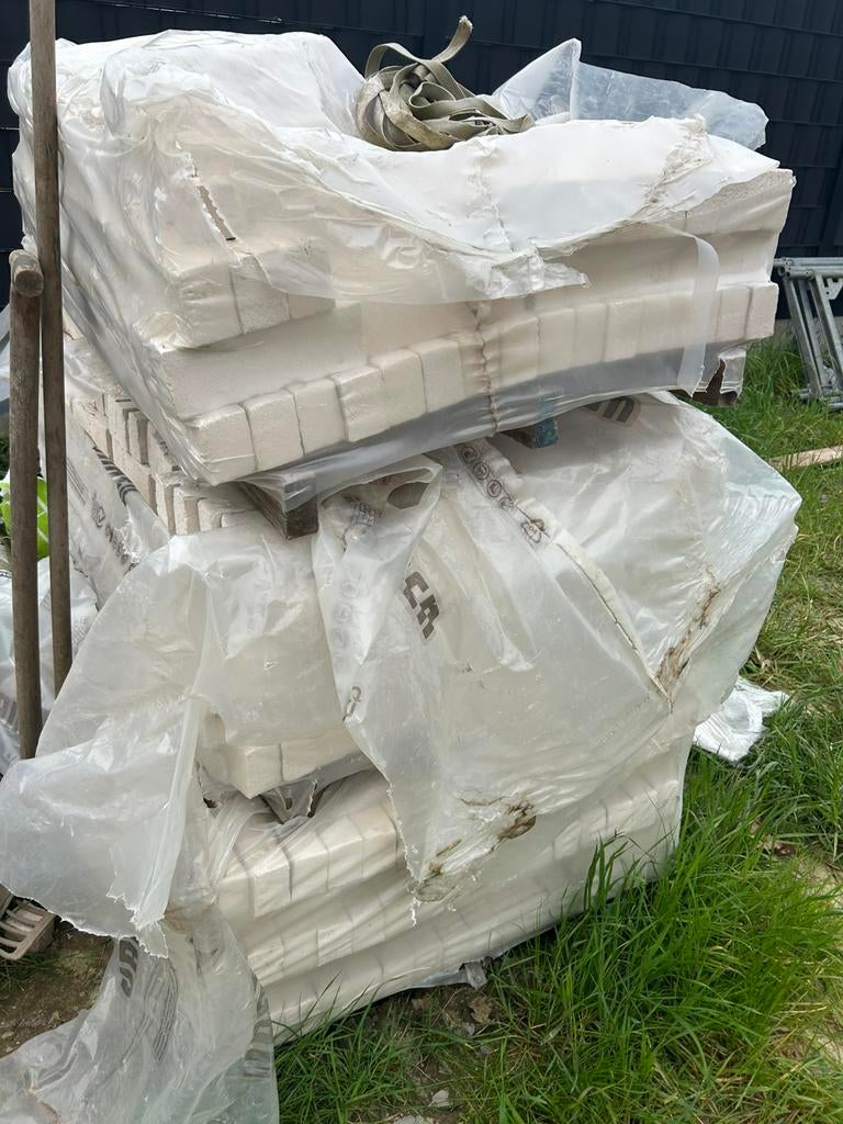 Perla gevelsteen, Enlèvement, Comme neuf