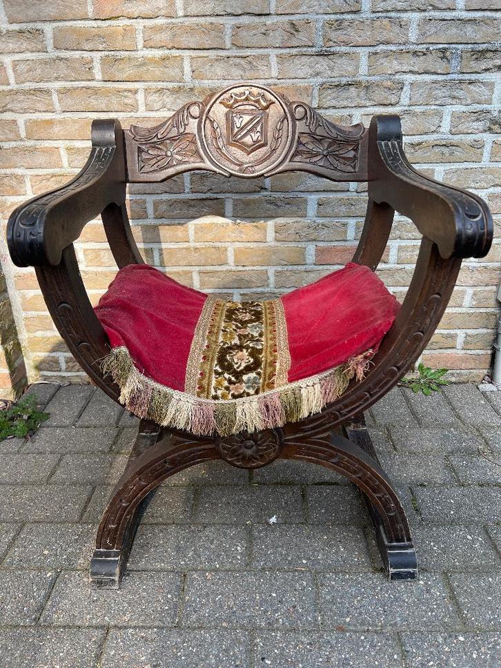 Fauteuil curule ancien en bois sculpté – style Renaissance, Antiquités & Art, Antiquités | Meubles | Chaises & Canapés, Enlèvement