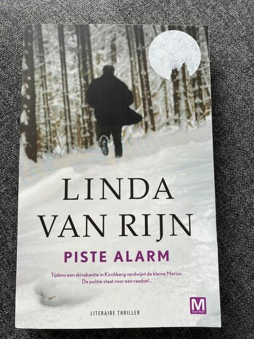 Linda van Rijn - Piste alarm, Boeken, Thrillers, Zo goed als nieuw, Nederland, Ophalen of Verzenden