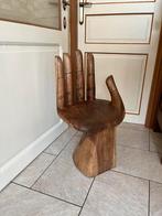 Chaise en forme de main en bois de Suar Indonésie