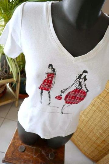 2 leuke lady’s op wit T-shirt beschikbaar voor biedingen