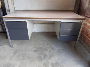 Bureau voor in de werkplaats beschikbaar voor biedingen