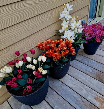 TO SEIZE Set van 5 grote potten met kunstbloemen  beschikbaar voor biedingen
