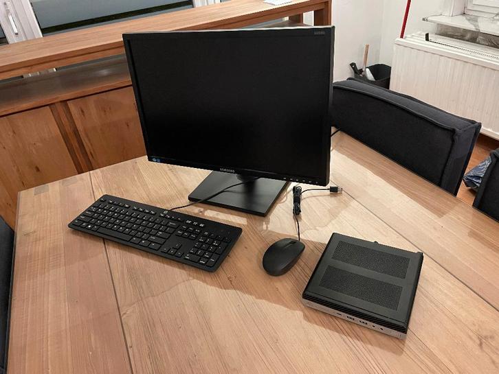 Mini Computer met scherm keyboard muis headset webcam, Computers en Software, Desktop Pc's, Zo goed als nieuw, SSD, Ophalen