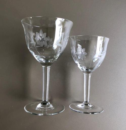 heldin gemak Trouw ② Set van oude kelkvormige wijnglazen met geslepen bloemmotief — Antiek |  Glaswerk en Kristal — 2dehands