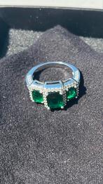 Trilogy green stone ring, Bijoux, Sacs & Beauté, Bagues, Comme neuf, Vert, Argent, Avec cristal