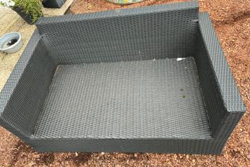 Gevlochten tuinbank zonder kussen beschikbaar voor biedingen