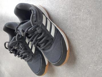 Adidas sportschoenen voor binnen, maat 33,5 beschikbaar voor biedingen