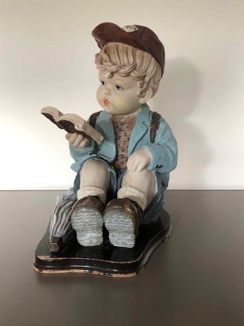 Jongen leest boek " beeldje ", Antiquités & Art, Curiosités & Brocante, Enlèvement ou Envoi
