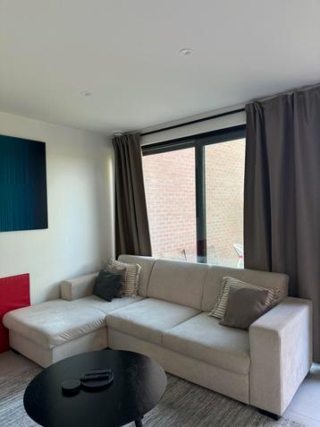 Beige salonhoek met slaapfunctie beschikbaar voor biedingen