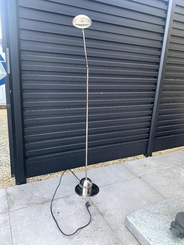 Leeslamp met plooihals beschikbaar voor biedingen