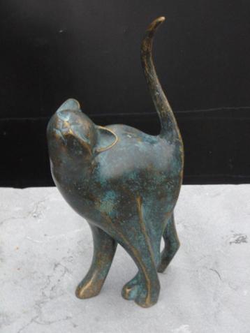 statue d un chat tête en l air en bronze patinée . disponible aux enchères