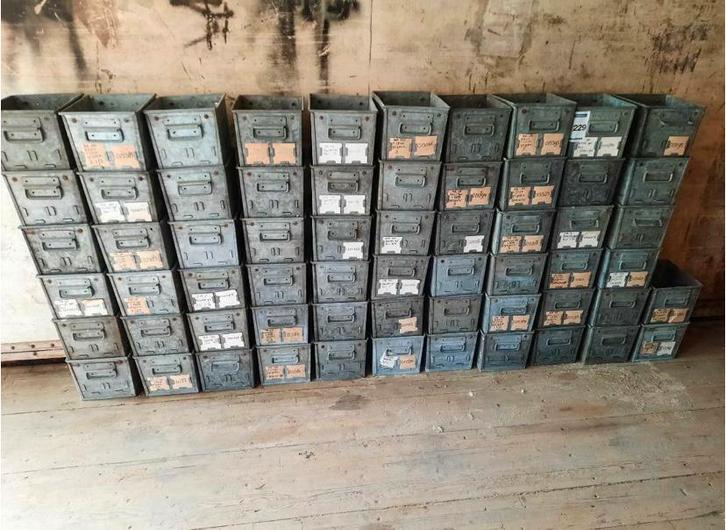 Metalen grijpbakken - kisten - boxen, Huis en Inrichting, Woonaccessoires | Kisten, Gebruikt, Ophalen