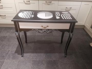 Decoratief tafeltje met lade beschikbaar voor biedingen