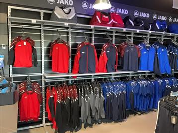 Winkelinrichting: Diverse winkelmeubels, stelling, ophangers beschikbaar voor biedingen