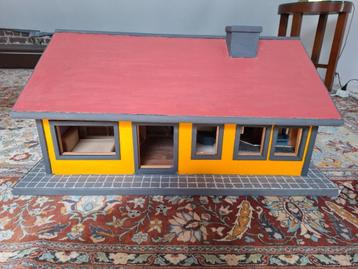 Prachtig uniek houten poppenhuis beschikbaar voor biedingen