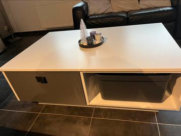 Moderne salontafel beschikbaar voor biedingen