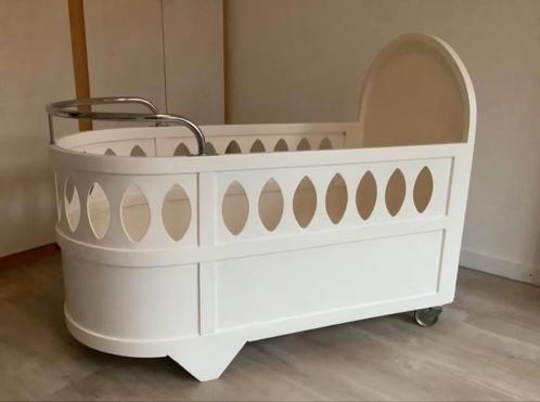 Design babybedje incl. matras en toebehoren, Kinderen en Baby's, Babywiegjes en Ledikanten, Zo goed als nieuw, Ledikant, Ophalen