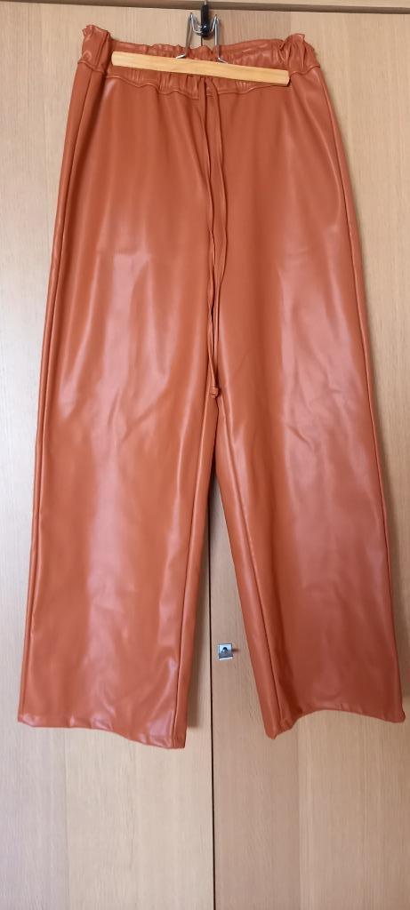 leatherlook broek, Kleding | Dames, Broeken en Pantalons, Zo goed als nieuw, Maat 38/40 (M), Oranje, Lang, Ophalen of Verzenden