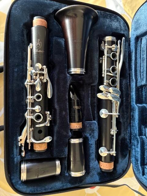 Klarinet Uebel Classic, Muziek en Instrumenten, Blaasinstrumenten | Klarinetten, Zo goed als nieuw, Bes-klarinet, Hout, Met koffer