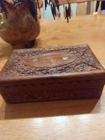 Boîte en bois/avec sculpture/motif incrusté en laiton/Inde, Maison & Meubles, Enlèvement ou Envoi