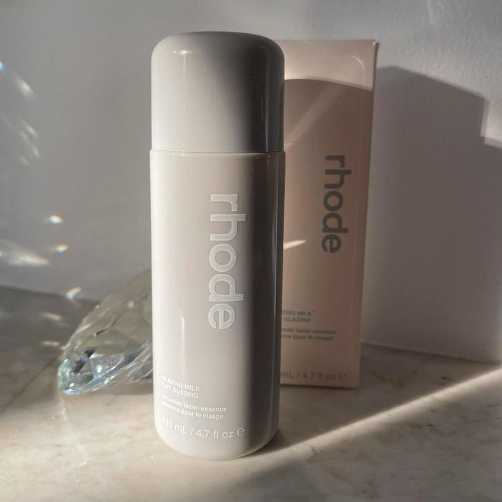 Rhode Glazing milk soin visage neuf, Handtassen en Accessoires, Uiterlijk | Gezichtsverzorging, Nieuw, Verzorging, Gehele gezicht