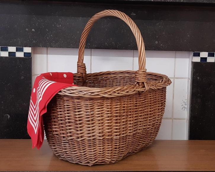 Rieten mand / decoratie / picknick / tuin, Huis en Inrichting, Woonaccessoires | Schalen en Manden, Zo goed als nieuw, Mand, Ovaal