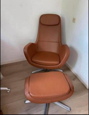 Lederen fauteuil met voetenbank beschikbaar voor biedingen