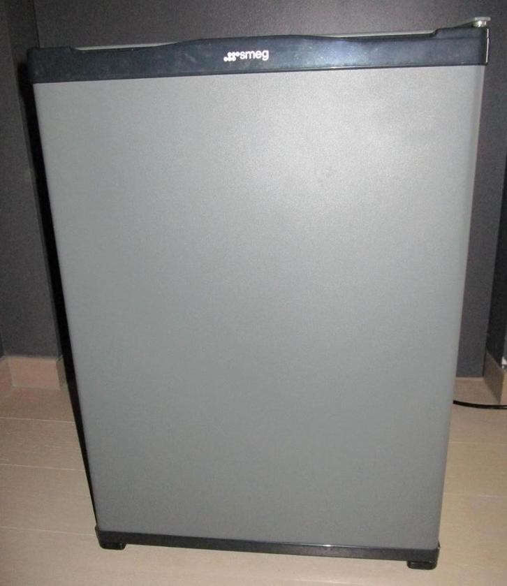 Kleine koelkast type minibar merk SMEG (40L) OPRUIM, Elektronische apparatuur, Koelkasten en IJskasten, Gebruikt, Zonder vriesvak
