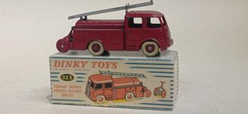 DINKY TOYS FRANCE BERLIET BRANDWEERMAN EERSTE HULP REF 32E beschikbaar voor biedingen