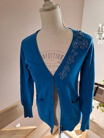 Blauwe gilet met opgenaaide bloemen, nieuw !!