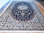 Perzisch (Nain) wol & zijde tapijt- 255x163-Geknoopt in Iran, Maison & Meubles, Ameublement | Tapis & Moquettes, Bleu, 150 à 200 cm