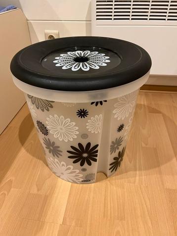 Plastieken ton voor voorwerpen in te steken beschikbaar voor biedingen