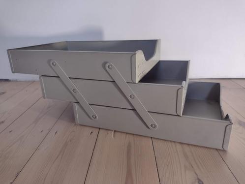 Vintage post / papier sorteer bakje met 3 vakken - in metaal, Verzamelen, Retro, Huis en Inrichting, Ophalen