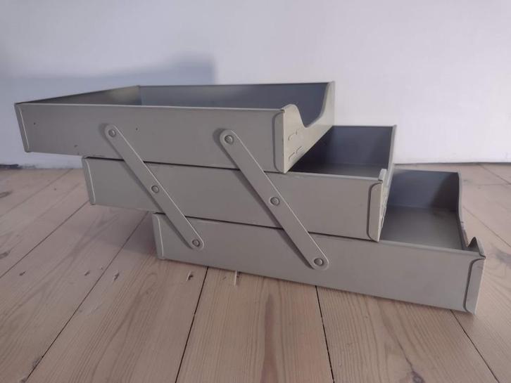 Vintage post / papier sorteer bakje met 3 vakken - in metaal, Verzamelen, Retro, Huis en Inrichting, Ophalen