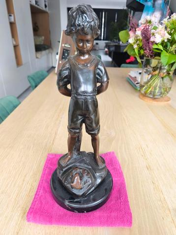 Statue en bronze, garçon avec une grenouille, Enlèvement, Bronze