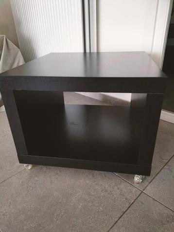 Zwarte bijzettafel op wieltjes beschikbaar voor biedingen