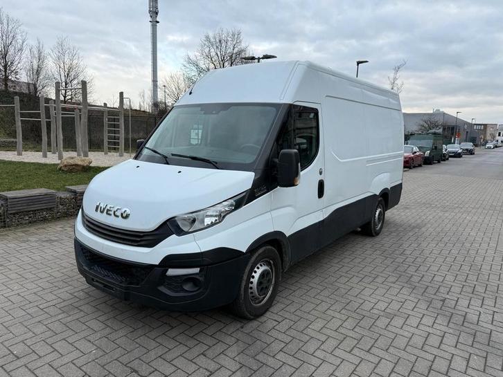 IVECO DAILY 2.3 HPI AUTOMATIC 2018 83 000 KM JETEZ UN ŒIL À, Autos, Camionnettes & Utilitaires, Particulier, ABS, Airbags, Air conditionné