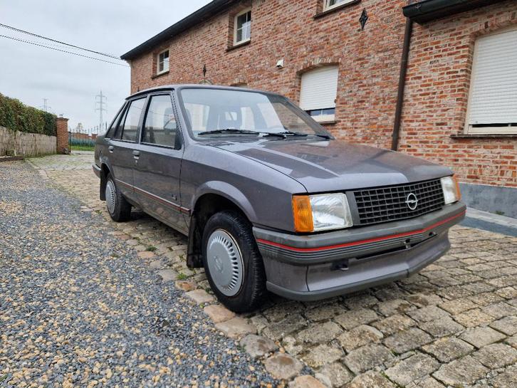Opel Corsa A uit 1987, slechts 41000km, Auto's, Oldtimers, Particulier, Opel, Benzine, Stadsauto, 4 deurs, Handgeschakeld, Zilver of Grijs